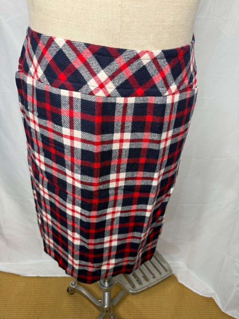 Talbots Plaid Pencil Skirt Red Blue White Plaid Side Pockets Elastic Sz 22